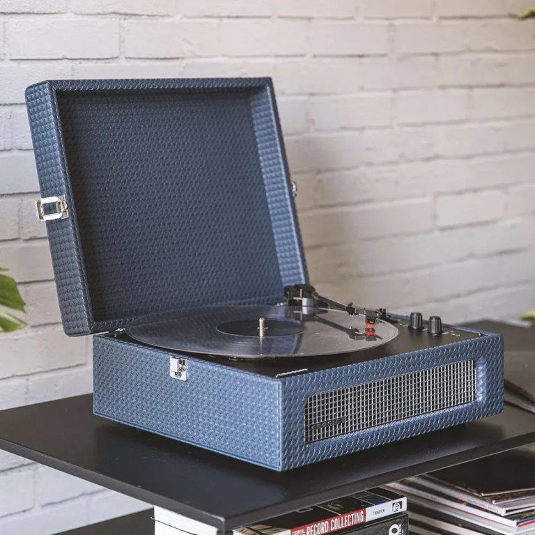 crosley voyager bluetooth portable turntable navy crosley voyager bluetooth portable turntable navy