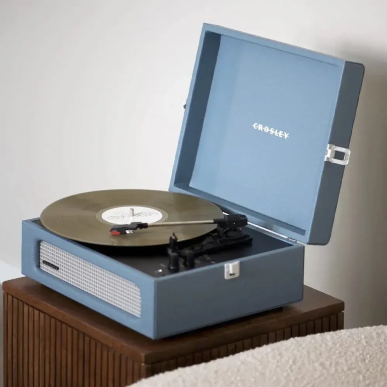 crosley voyager bluetooth portable turntable + entertainment stand bundle washed blue crosley voyager bluetooth portable turntable + entertainment stand bundle washed blue